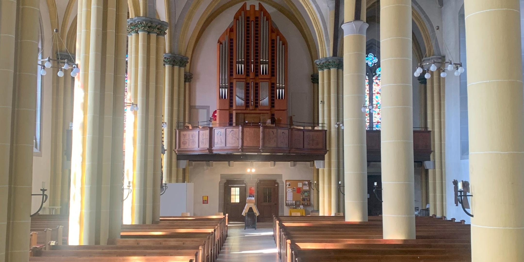 St. Laurentius Blick zur Empore mit Orgel