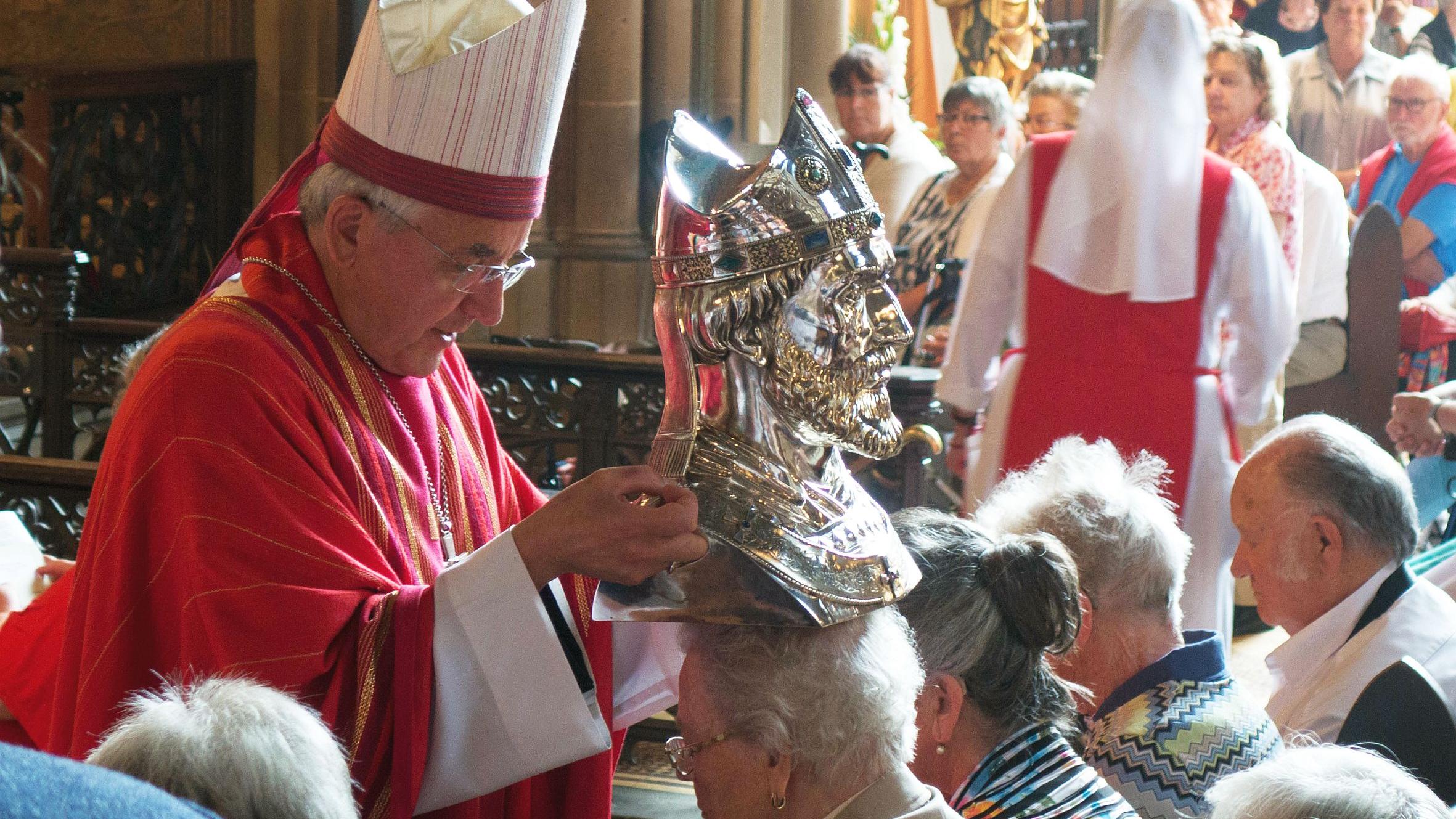 Der emeritierte Weihbischof Franz-Josef Gebert spendet bei der Wallfahrt 2024 den Einzelsegen mit der Hauptreliquie des heiligen Apollinaris.