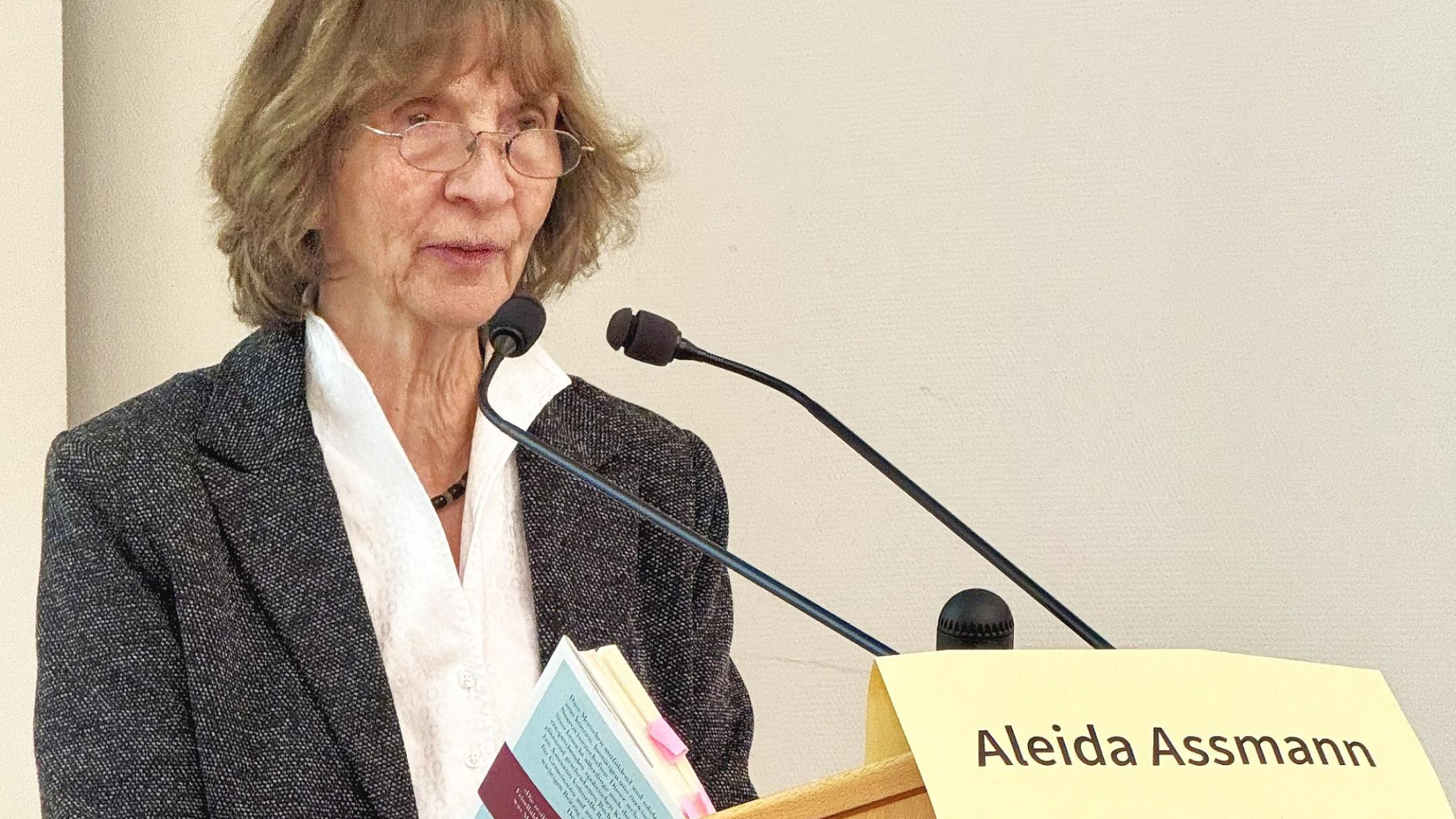 Friedenspreis-Trägerin Prof. Dr. Aleida Assmann am Rednerpult.