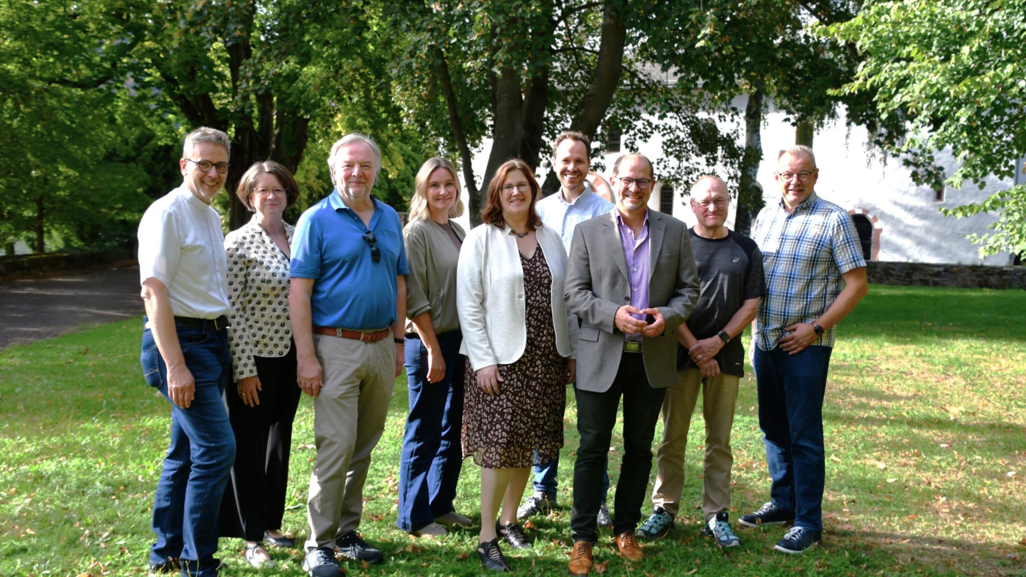 Die Mitgliederversammlung des Vereins „Kirchen auf der BUGA 2029 e.V.“: (v.l.n.r.) Markus Lerchl (Katholische Kirchengemeinde Heilige Hildegard von Bingen), Mechthild Schabo (Bistum Trier), Marcus Grünewald (Bistum Mainz), Svenja Mai (Evangelische Kirche im Rheinland), Nicole Claire Heckmann (Bistum Trier), Dr. David Hüser (Bistum Mainz), Urs Michalke (Evangelische Kirche in Hessen und Nassau), Heiko Ehrhardt (Evangelische Kirche im Rheinland) und Werner Thomas (Bistum Limburg). Auf dem Foto fehlen Kerstin Janott (Evangelisches Dekanat Nassauer Land) und Volker Rahn (Evangelische Kirche in Hessen und Nassau).