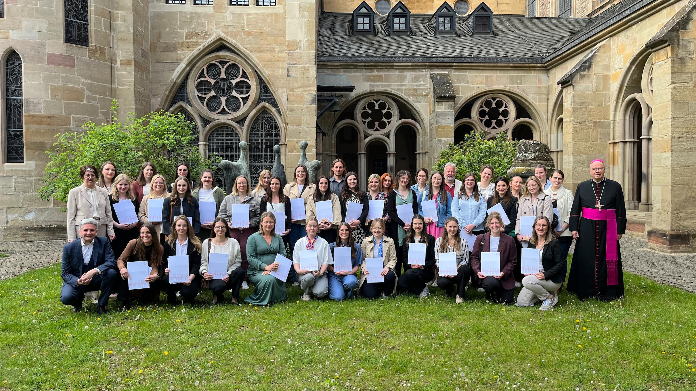 Gruppenfoto aller zusammen mit Bischof Ackermann und der Leiterin der Schulabteilung, Kerstin Schmitz-Stuhlträger