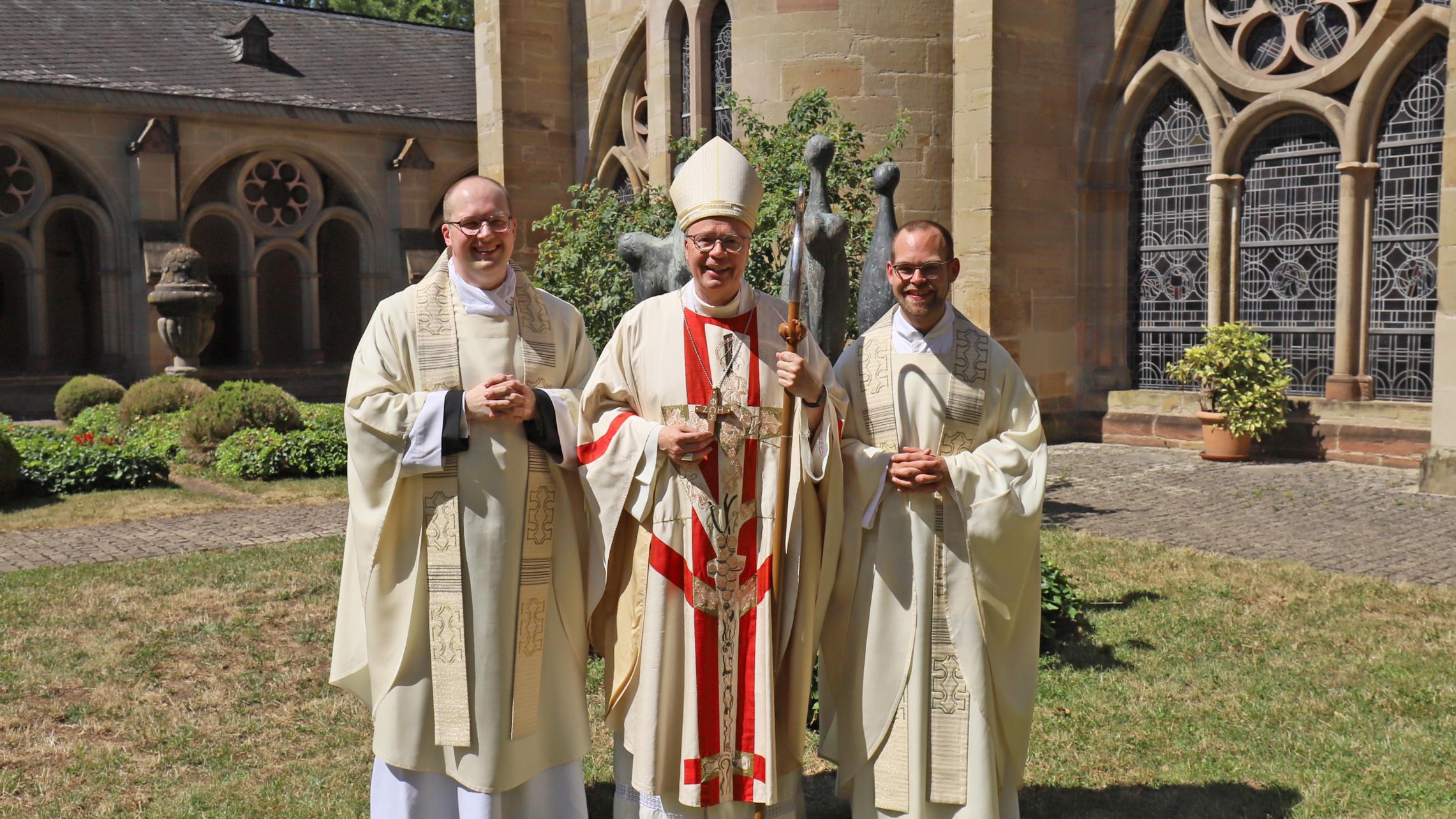 Die beiden Neupriester Heiko Reiner Gaub (links) und Mathias Kremer (rechts) zusammen mit Bischof Dr. Stephan Ackermann