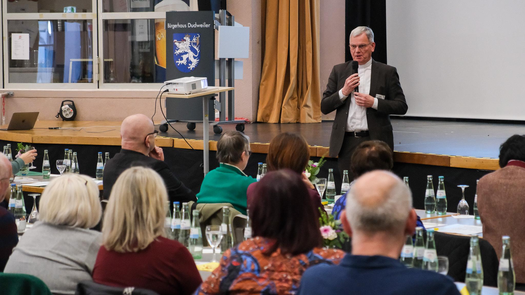 Generalvikar von Plettenberg spricht zu den Delegierten der Saarbrücker Synodalversammlung.