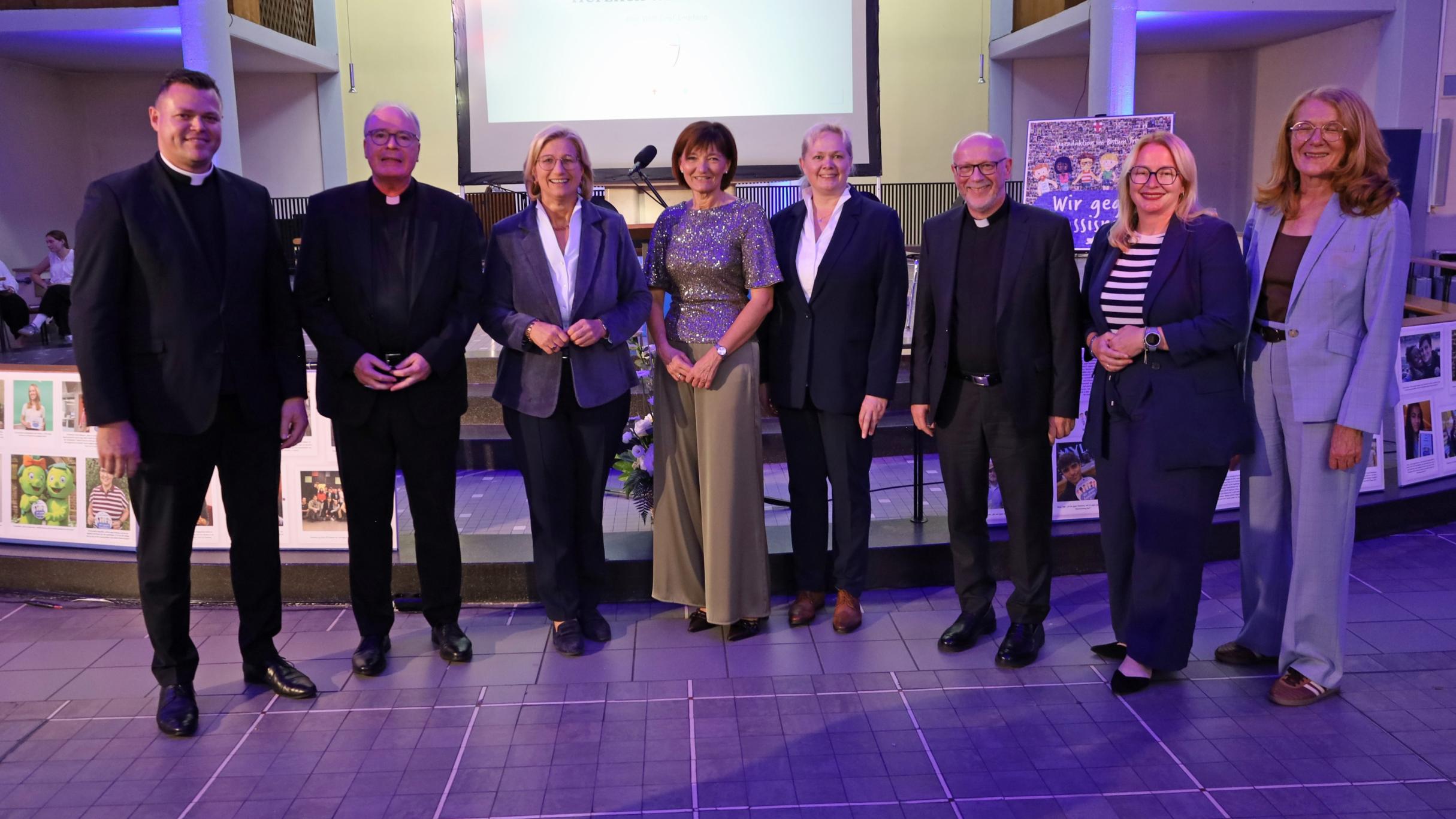 Generalvikar Tim Sturm (Trier), Bischof Dr. Stephan Ackermann (Trier), Ministerpräsidentin Anke Rehlinger, Ordinariatsdirektorin Katja Göbel, Landtagspräsidentin Heike Winzent, Diözesanadministrator Markus Magin (Speyer), Bildungsministerin Christine Streichert-Clivot und Umweltministerin Petra Berg (von links) nahmen am Willi-Graf-Empfang 2026 teil.
